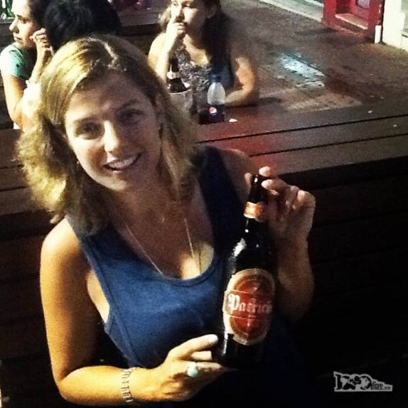 A Ana bem feliz com uma legítima Patricia nas mãos, na cidade de Paysandú, no Uruguai